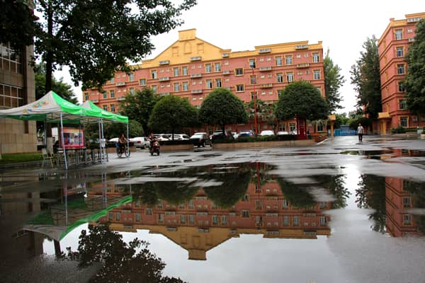 雨后成都希望职业学校景象