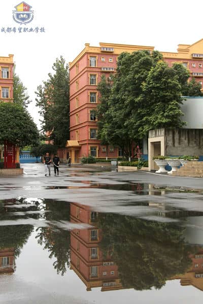 雨后成都希望职业学校景象