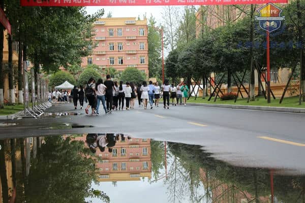 雨后成都希望职业学校景象